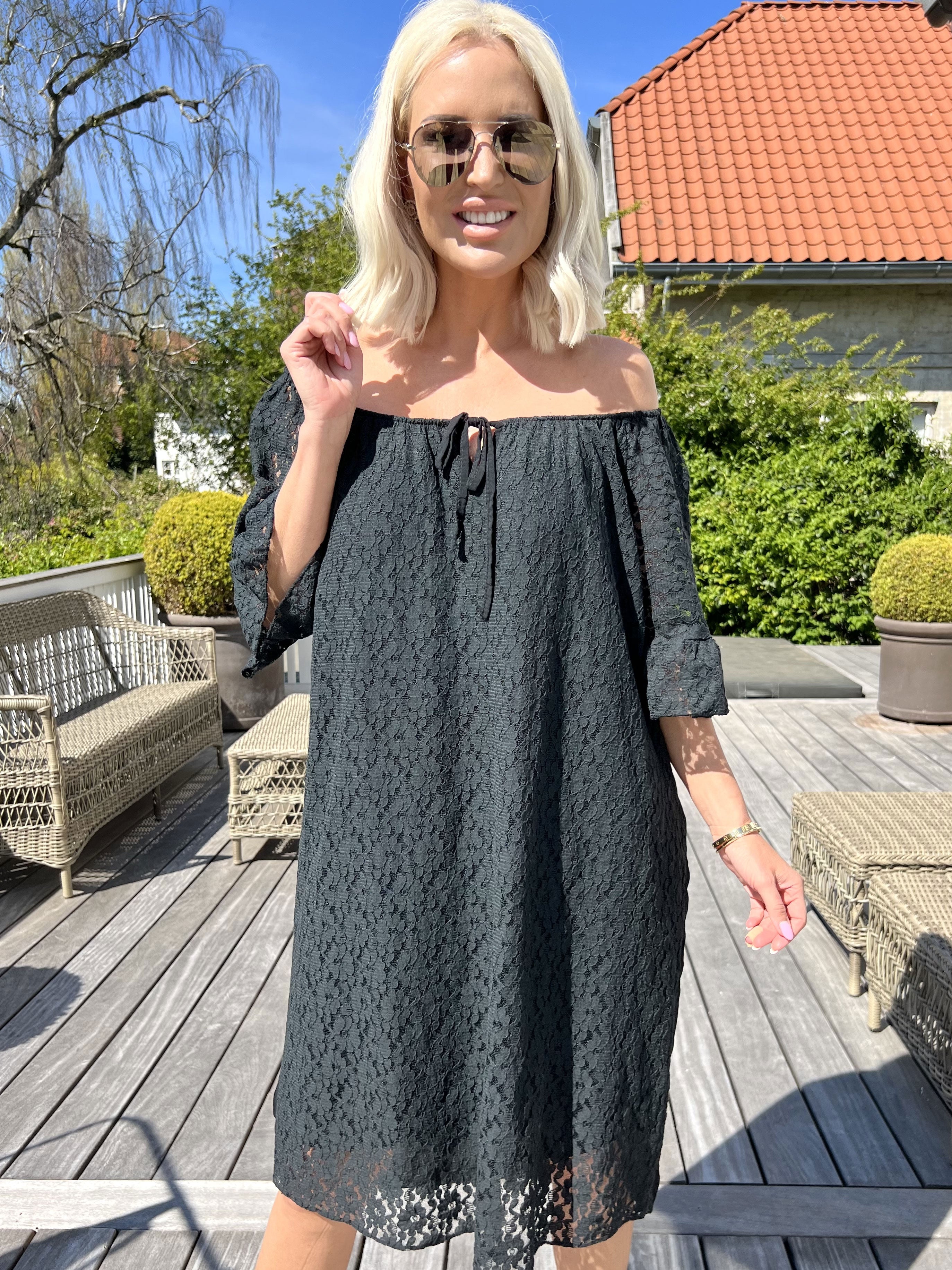 Arisha - Söt spetsklänning med resår i halsringning